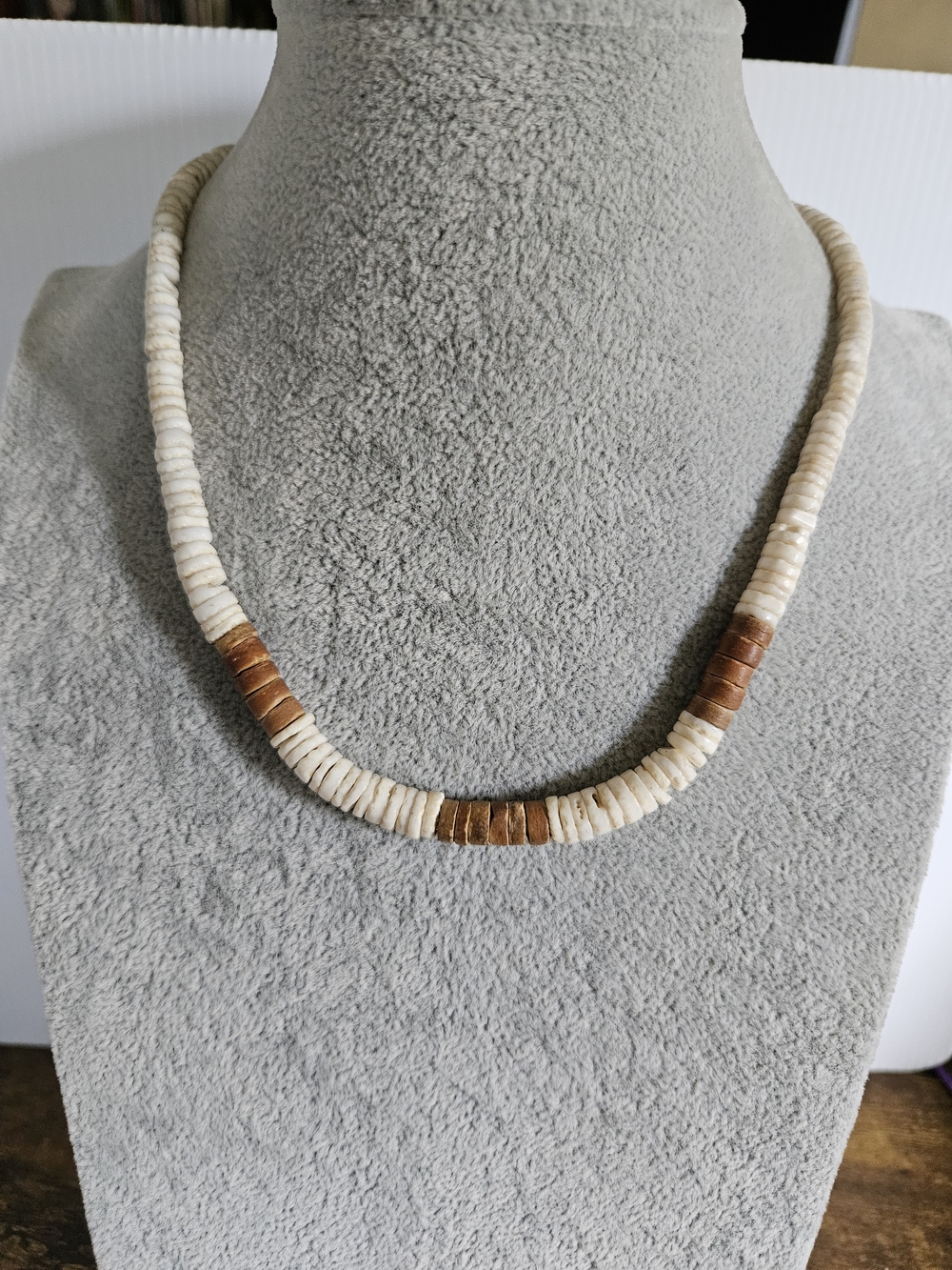 Vintage Surfer Graduated Puka Shell Necklace With Brown Bead Accents 18 Inches